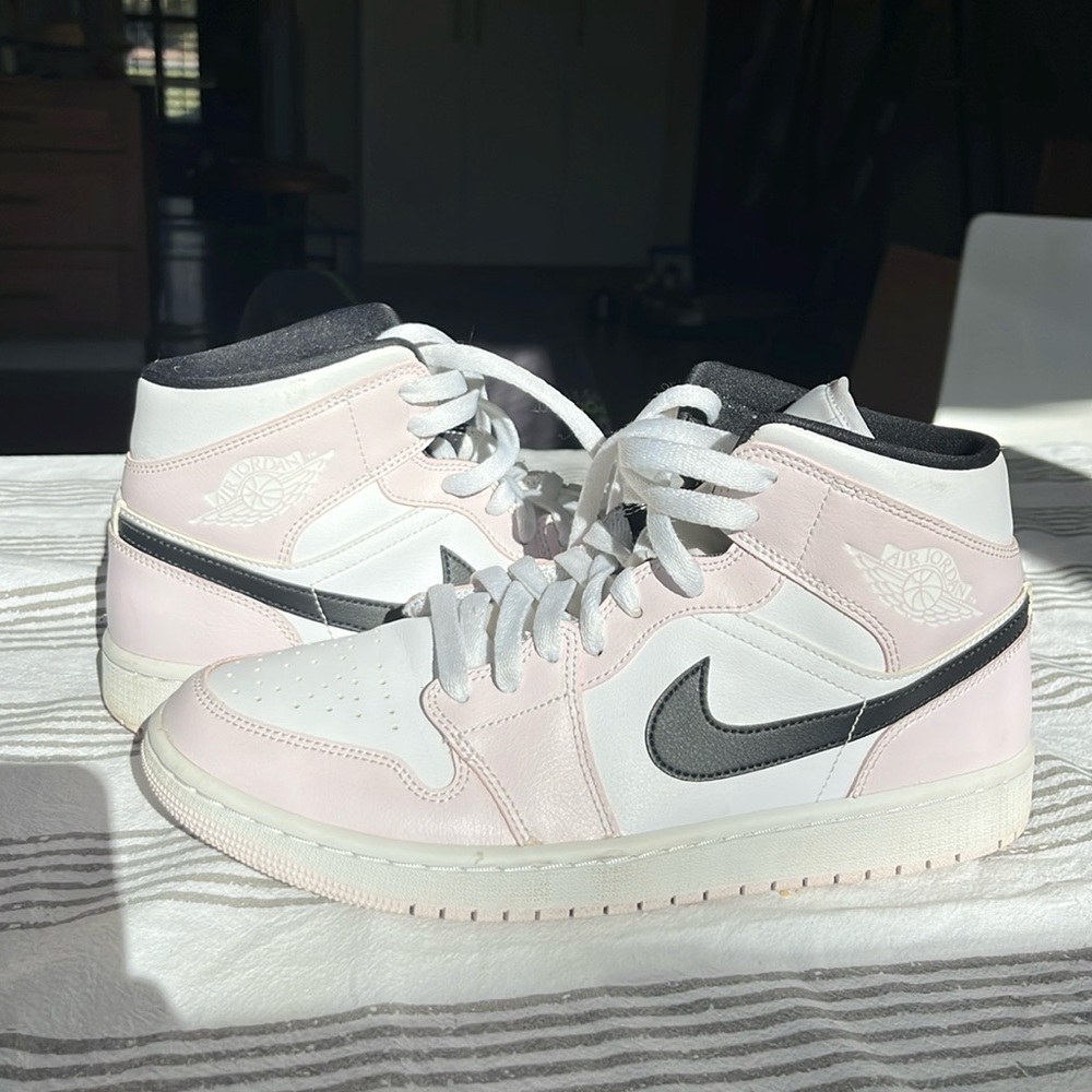 Women’s Air Jordan 1 mid “Barely Rose”